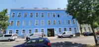 Frisch in Himmelblau gestrichene Fassade des Zinshauses in der Auhofstra&szlig;e